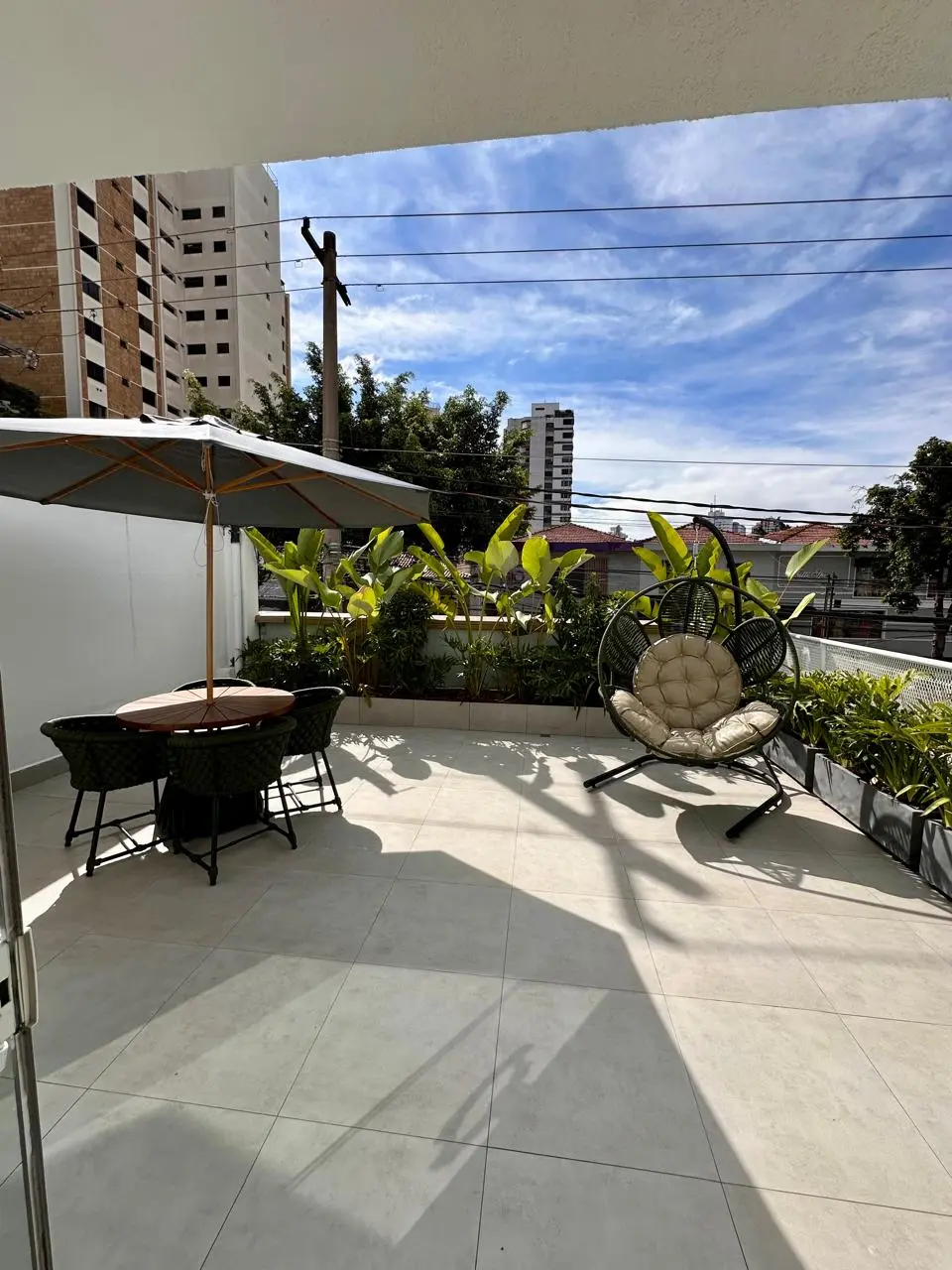 Outdoor rooftop terrace with plants at Drs da Beleza